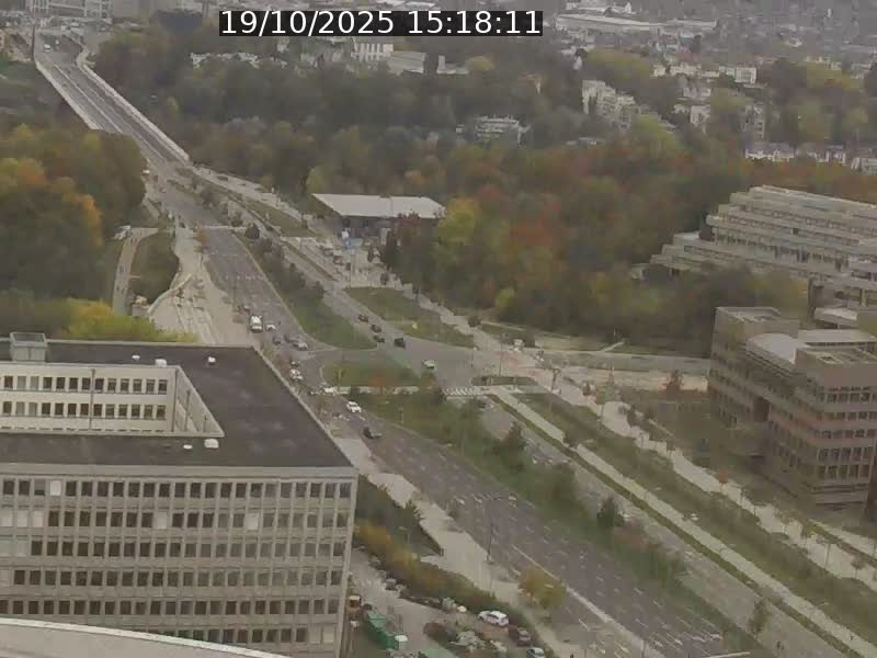 Webcam sur l'avenue John Fitzgerald Kennedy (N51) avec vue sur le Pont rouge (Pont Grande Duchesse Charlotte), l'arrêt Pfaffenthal et l'entrée du quartier Kirchberg