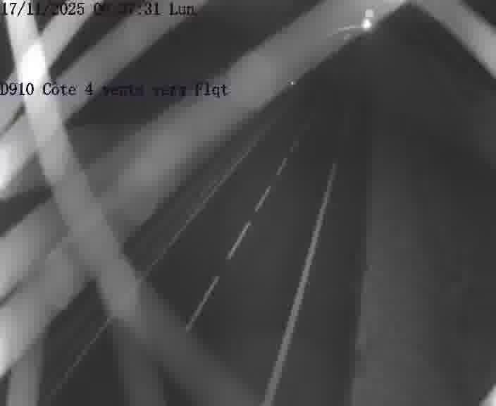 Webcam sur la D910 située dans la Côte des 4 vents. Vue orientée vers le haut de la côte, vers Faulquemont