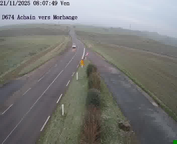 Caméra de trafic sur D674 (France) à Achain, orientée vers Morhange, permettant d’évaluer fluidité, incidents et densité automobile.