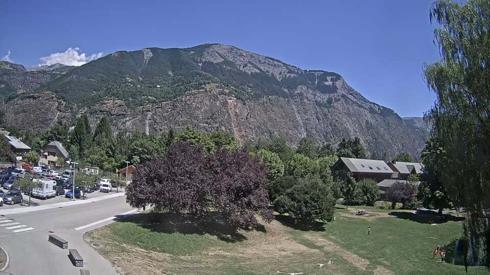 Webcam au niveau de la mairie du village du Bourg d'Oisans, aux pieds de l'Alpe d'Huez et aux portes du parc des Écrins