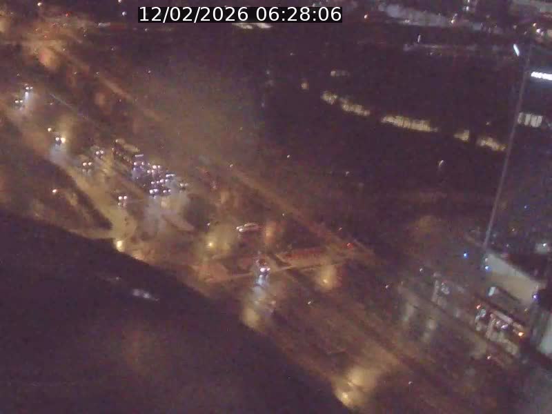 Webcam sur l'avenue John Fitzgerald Kennedy (N51) avec vue sur le Pont rouge (Pont Grande Duchesse Charlotte), l'arrêt Pfaffenthal et l'entrée du quartier Kirchberg