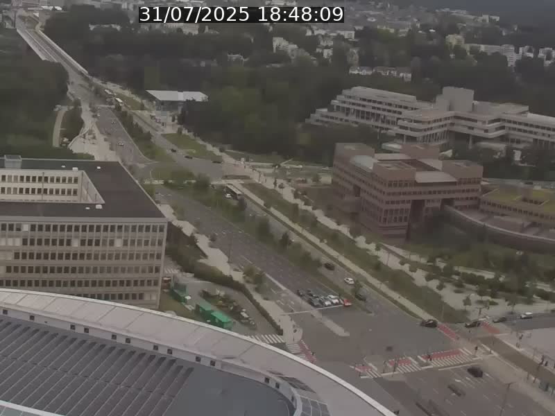 Webcam sur l'avenue John Fitzgerald Kennedy (N51) avec vue sur le Pont rouge (Pont Grande Duchesse Charlotte), l'arrêt Pfaffenthal et l'entrée du quartier Kirchberg