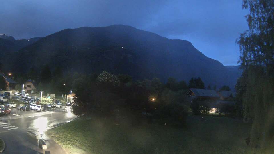 Webcam au niveau de la mairie du village du Bourg d'Oisans, aux pieds de l'Alpe d'Huez et aux portes du parc des Écrins