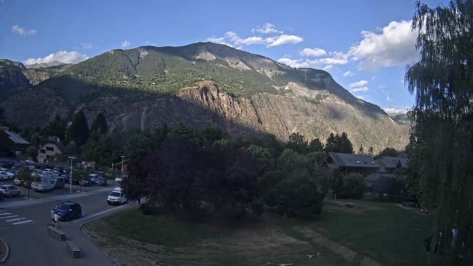 Webcam au niveau de la mairie du village du Bourg d'Oisans, aux pieds de l'Alpe d'Huez et aux portes du parc des Écrins